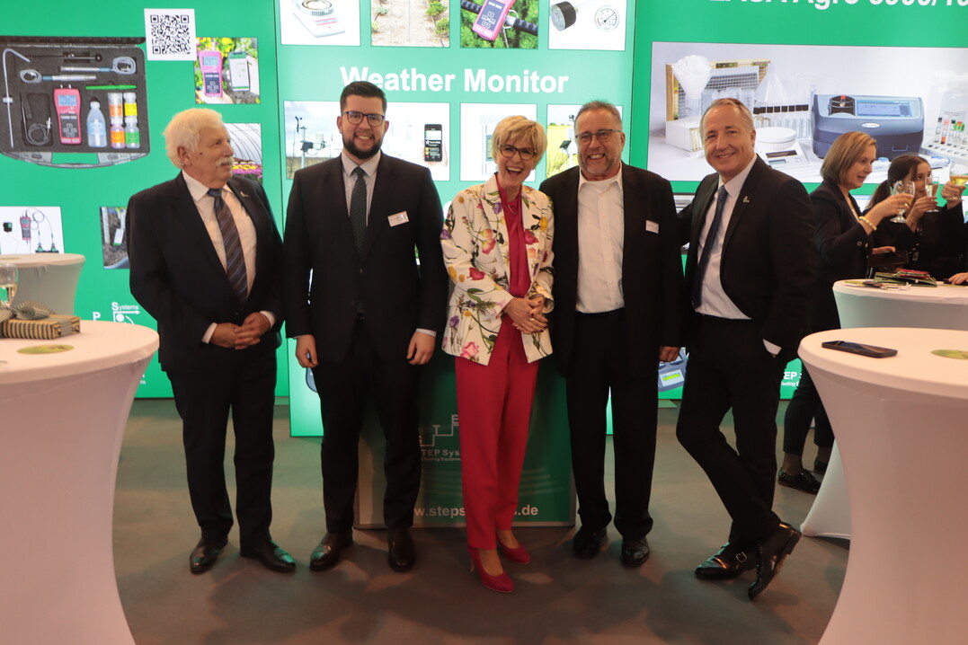 A distinguished visitor to STEP Systems GmbH in Hall 3: Harald Braungardt and his son welcomed Eva Khler-Theuerkauf from the NRW State Horticultural Association, Exhibition Director Oliver P. Kuhrt and Prof. Dr. Matthias Diezemann during their tour of the trade fair at Stand 3E63. The Nuremberg-based company produces and sells measuring technology for the production of ornamental and crop plants.