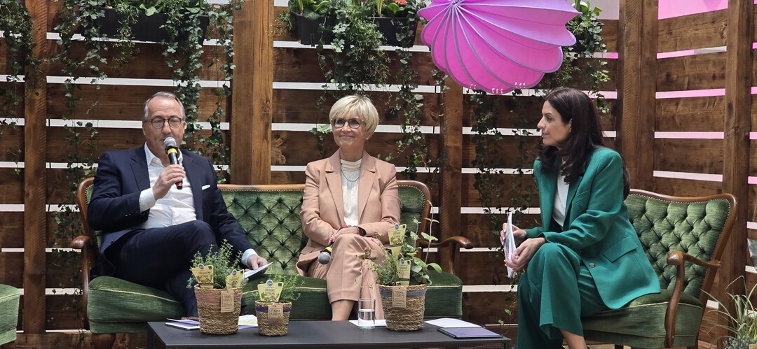 Presenter Agnes Zimmermann (right) talks to Oliver P. Kurth, Managing Director of Messe Essen, and Eva K�hler-Theuerkauf, President of the Central Horticultural Association, at the opening press conference on Monday.