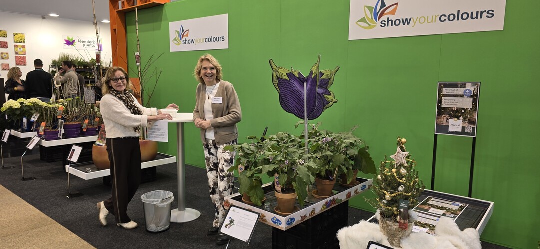 Helma van der Louw (links) und Sandra van Tol betreuen und organisieren den Show Your Colours Award in Halle 8. Geben Sie Ihre Stimme ab!