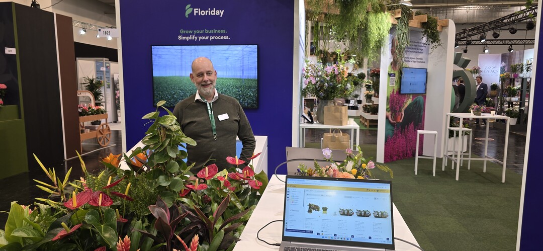 Geert Wijnands demonstrates the possibilities of the online marketplace Floriday at Royal FloraHolland