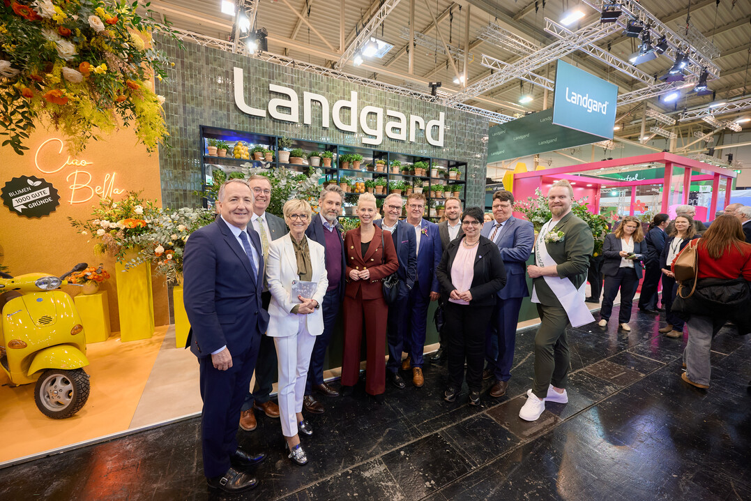 Der IPM-Messerundgang zu Besuch am Landgard-Stand (v.l.): Oliver P. Kuhrt, Hajo Hinrichs, Eva Kähler-Theuerkauf, Moritz Krannich, Silvia Breher, Thorsten Rodehüser, Bert Schmitz, Christoph Klöpper, Karoline Heiser, Andrea Kröger und Hannes Schrader (Deutsche Blumenfee).