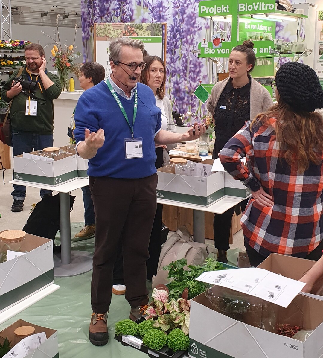 er Gartenjournalist Horst Mager lässt Besucher am IPM Educational Show Stand einen eigenen Flaschengarten kreieren.