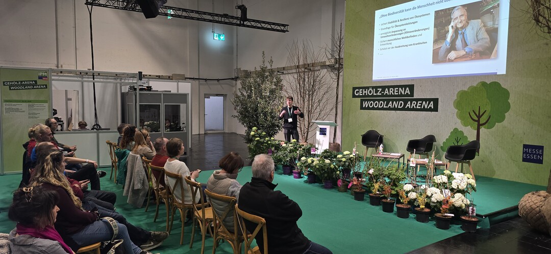 Klimaresiliente Bäume und Sträucher im Fokus: Die neue Gehölz-Arena in Halle 7 bietet ein vielfältiges Programm mit Expertenvorträgen und Podiumsdiskussionen für die grüne Stadt der Zukunft.