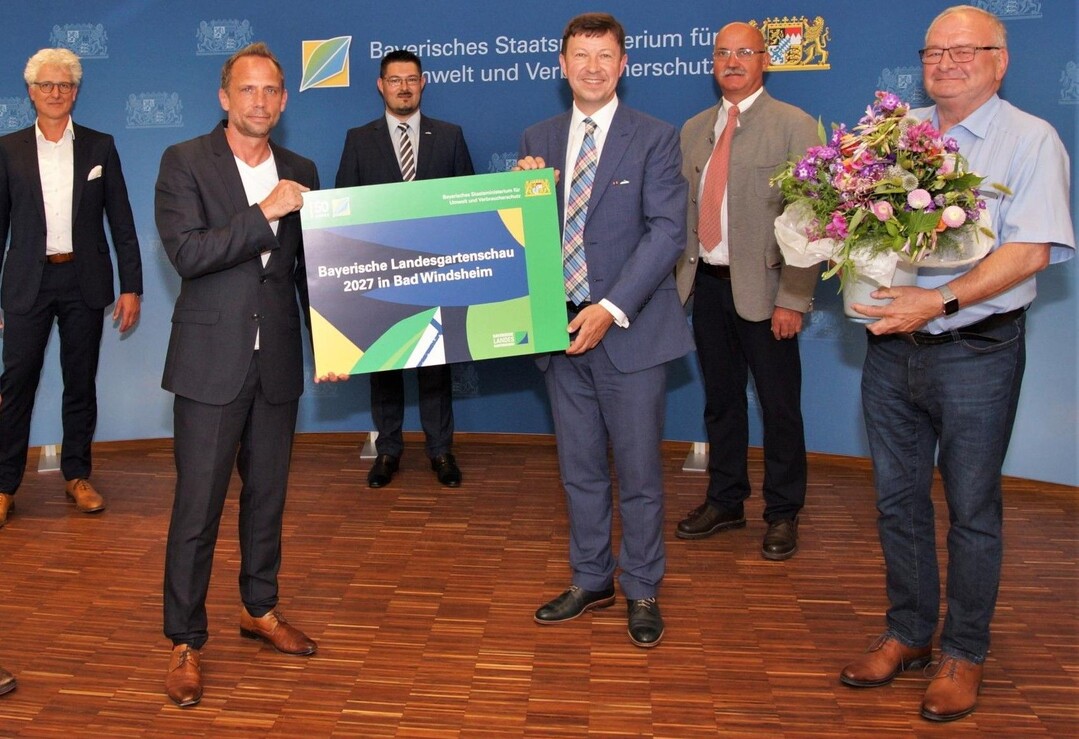 von links: Martin Richter-Liebald, Geschftsfhrer der Bayerischen Landesgartenschau GmbH, den bayerischen Umweltminister Thorsten Glauber, den
Geschftsleitenden Beamten von Bad Windsheim Jrgen Boier, Bad Windsheims Brgermeister Jrgen Heckel, Stadtbaumeister Ludwig Knoblach und Roland Albert, Vorsitzender der Bayerischen Landesgartenschau GmbH.  
 