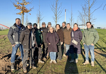 Vertreter des Baumschulverbands NRW und der IGA auf dem Gelände der Internationalen Gartenausstellung 2027 im Duisburger Rheinpark, wo die ersten Bäume für den Klimahain gepflanzt wurden