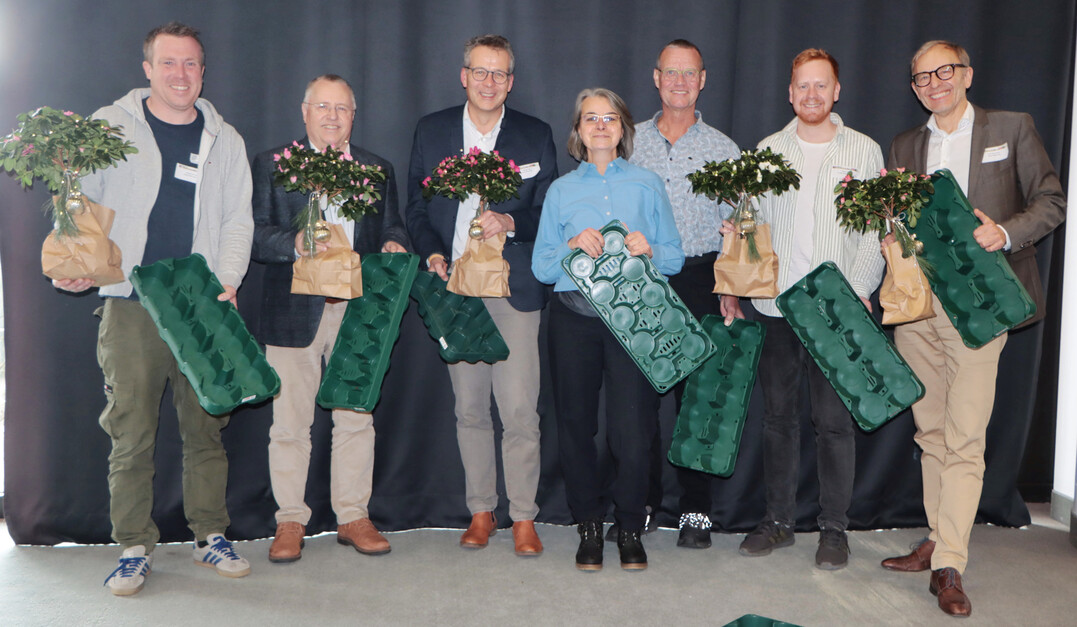 Von links: Tobias van Leuven, Dr. Hans-Joachim Brinkjans, Rupert Fey, Bettina Banse (Gesch�ftsf�hrerin Azerca), Matthias K�ppers (bis dato Vorsitzender Azerca), Marius Huschka und Dirk Bansemer.