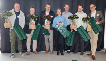 Von links: Tobias van Leuven, Dr. Hans-Joachim Brinkjans, Rupert Fey, Bettina Banse (Gesch�ftsf�hrerin Azerca), Matthias K�ppers (bis dato Vorsitzender Azerca), Marius Huschka und Dirk Bansemer.