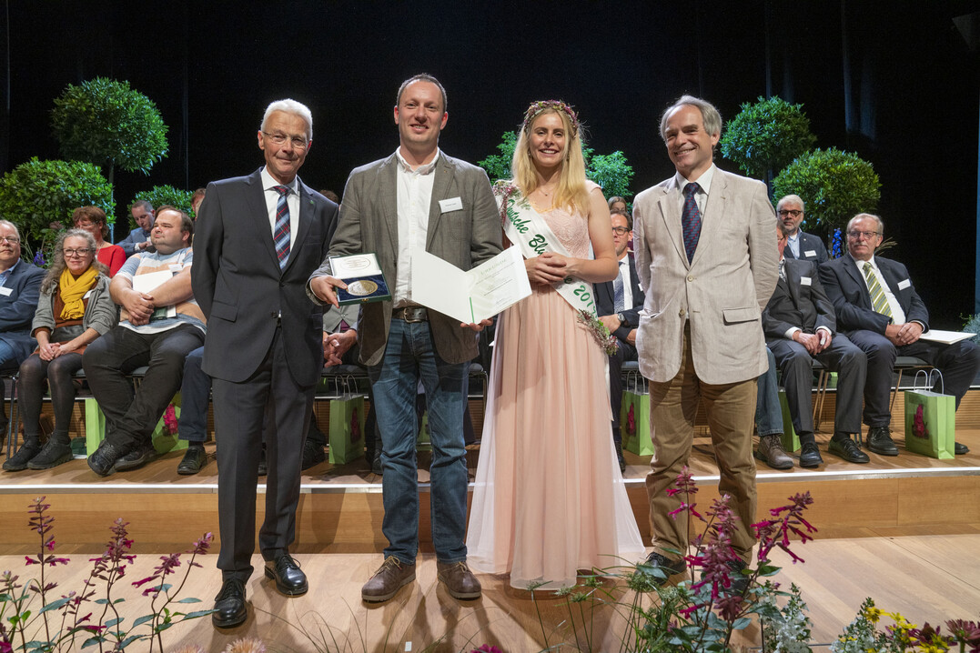 Der Ehrenpreis des Bundesministeriums fr Ernhrung und Landwirtschaft
im Bereich Obst und Gemse im Hallenschauwettbewerb
fr hervorragende Leistungen in Bronze wurde an Andreas, Martin und Gustav Lwer GbR, Rosdorf verliehen. Den Preis nahm Andreas Lwer entgegen. 
