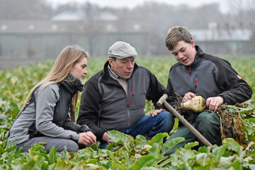 Um genügend Fachkräfte für die bedeutende grüne Branche Niedersachsens zu gewinnen (im Bild: Ausbildung im Beruf Landwirt/-in auf einem Ackerbaubetrieb), bündeln die Landwirtschaftskammer Niedersachsen und die Regionaldirektion Niedersachsen-Bremen der Bundesagentur für Arbeit ihre Beratungs- und Qualifizierungs-Möglichkeiten.