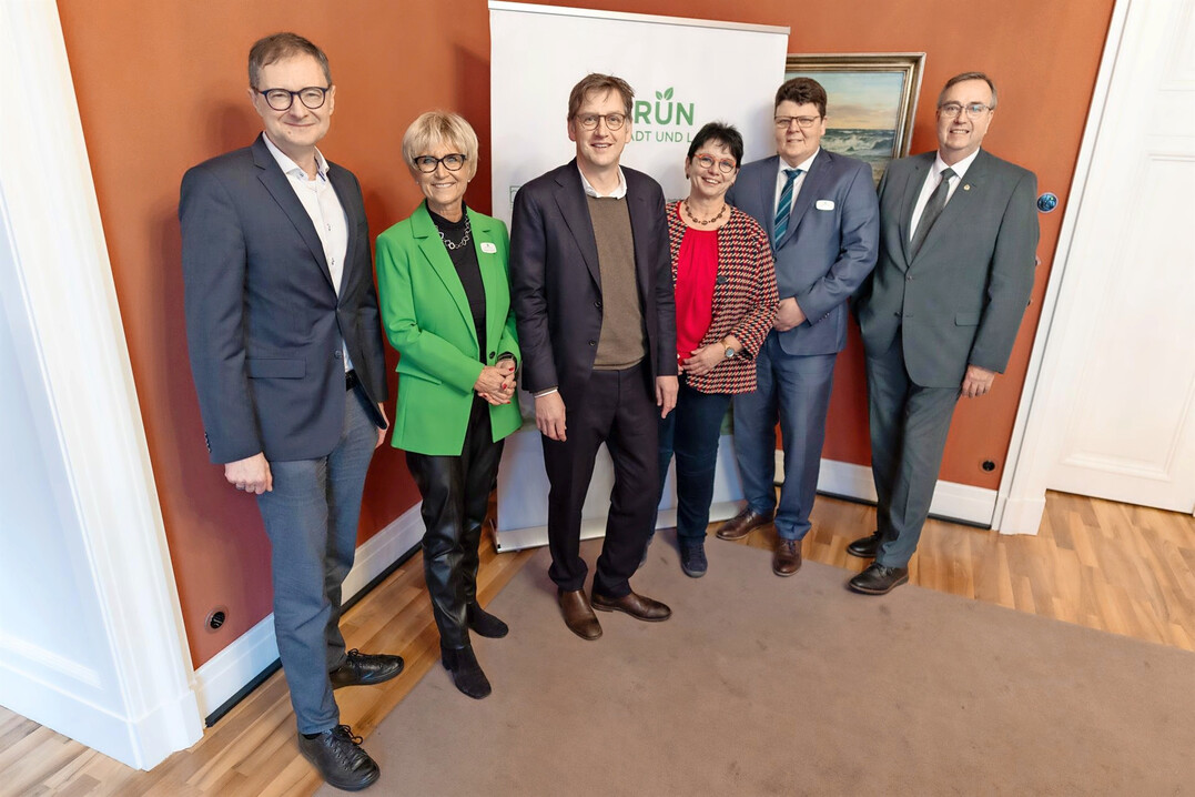 Von links: BGL-Hauptgesch�ftsf�hrer Dr. Guido Glania, ZVG-Pr�sidentin Eva K�hler-Theuerkauf, bdla-Vizepr�sident Timo Herrmann, ZVG-Vizepr�sidentin Karoline Heiser, ZVG-Vizepr�sident Andreas Kr�ger und BdB-Pr�sident Hajo Hinrichs