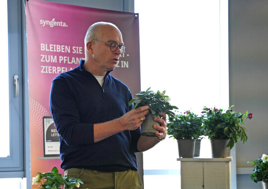 Rainer Peters gab Tipps f�r einen optimierten Pflanzenschutz.