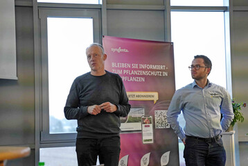 Peter Oenings (links) von Heuger-Jungpflanzen und Maurus W�llner, Syngenta.
