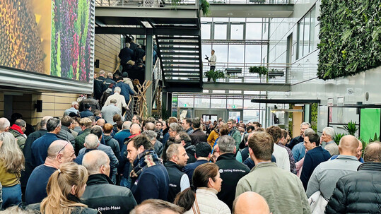 Im Anschluss an das Programm stand der fachliche Austausch im Mittelpunkt. Veiling Rhein-Maas nutzte daf�r eine Logistikhalle, die mit Veranstaltungstechnik, Catering und einer zentralen Meet-and-Match-Fl�che als Eventbereich eingerichtet wurde. Die Fl�che umfasste nach Angaben des Unternehmens mehr als 1.100 Quadratmeter.