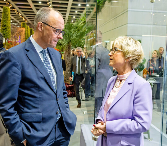 ZVG-Pr�sidentin Eva K�hler-Theuerkauf im Gespr�ch mit Bundeskanzler Friedrich Merz.