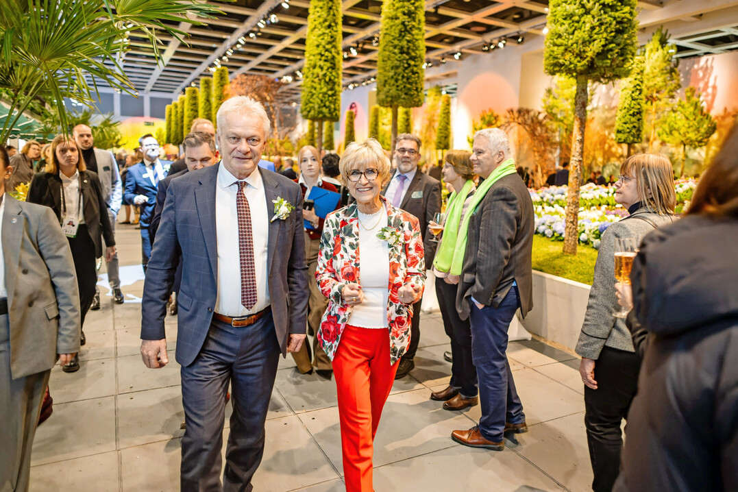 Bundeslandwirtschaftsminister Alois Rainer, hier unterwegs mit ZVG-Präsidentin Eva Kähler-Theuerkauf, zeigte sich beeindruckt von der Blumenhalle, die in diesem Jahr unter dem Motto Babylon Garden steht.