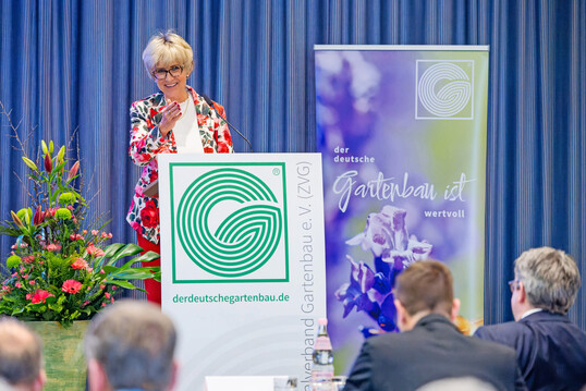 ZVG-Präsidentin Eva Kähler-Theuerkauf unterstrich beim erweiterten Präsidium die Bedeutung von Forschung und Praxis für die Zukunft des Gartenbaus.