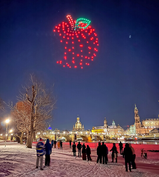 Ab 18 Uhr formierten hunderte Drohnen �ber dem Elbufer gigantische Apfel-Silhouetten, Claims und grafische Motive � inszeniert vor der Kulisse der Altstadt und in unmittelbarer N�he eines der gr��ten deutschen Apfelanbaugebiete.