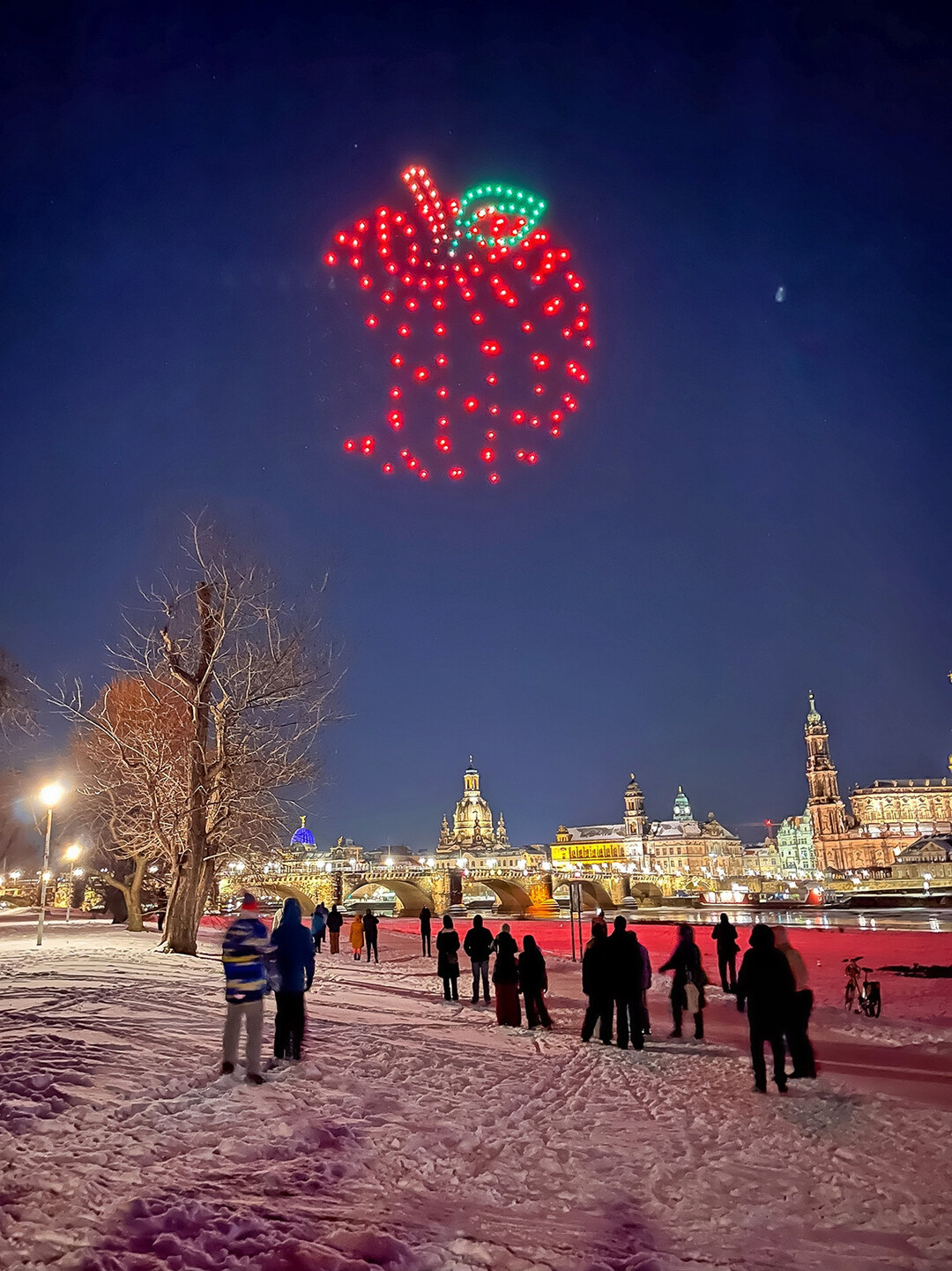 Ab 18 Uhr formierten hunderte Drohnen �ber dem Elbufer gigantische Apfel-Silhouetten, klare Aussagen und Bildmotive � inszeniert vor der Kulisse der Altstadt und in unmittelbarer N�he eines der gr��ten deutschen Apfelanbaugebiete.