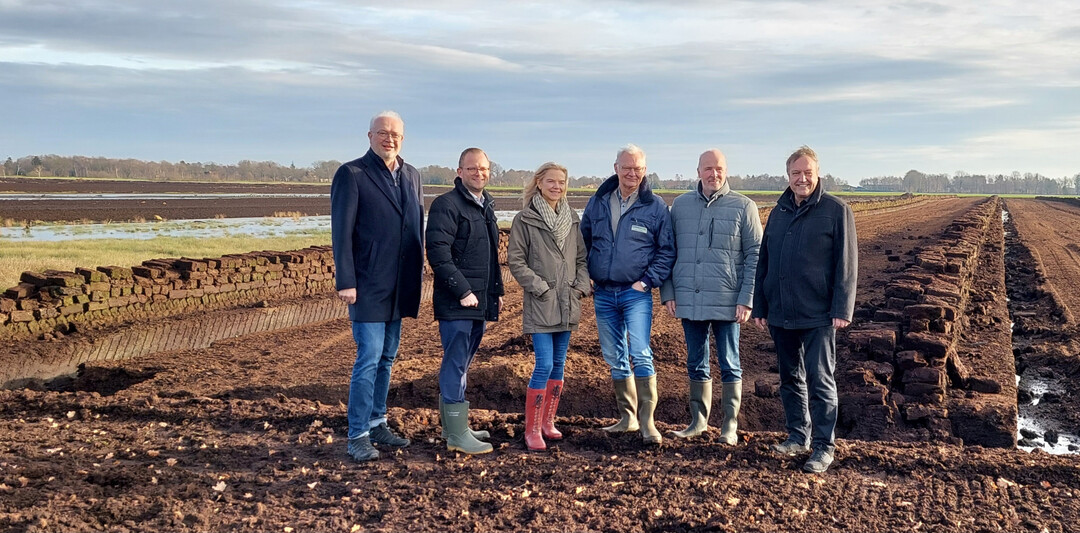 Haben sich bez�glich des Torfabbaus und der Fl�chensanierung geeinigt � von links: Ansgar Brockmann, B�rgermeister der Gemeinde Neuenkirchen-V�rden, Dr. Benedikt Beckermann, Kreisrat des Landkreises Vechta, Gabriela Gramann und Josef Gramann, beide Gramoflor, Dr. Matthias Schreiber vom Umweltforum Osnabr�cker Land und Prof. Dr. Michael Rode vom Bund f�r Umwelt und Naturschutz Deutschland (BUND) Landesverband Niedersachsen.