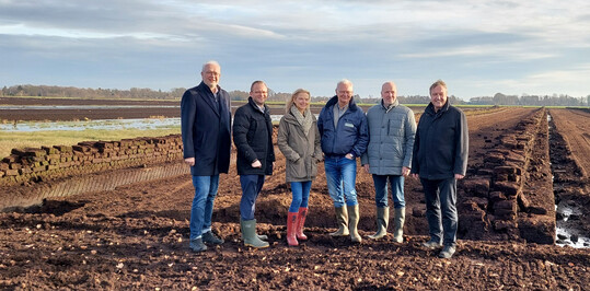 Haben sich bez�glich des Torfabbaus und der Fl�chensanierung geeinigt � von links: Ansgar Brockmann, B�rgermeister der Gemeinde Neuenkirchen-V�rden, Dr. Benedikt Beckermann, Kreisrat des Landkreises Vechta, Gabriela Gramann und Josef Gramann, beide Gramoflor, Dr. Matthias Schreiber vom Umweltforum Osnabr�cker Land und Prof. Dr. Michael Rode vom Bund f�r Umwelt und Naturschutz Deutschland (BUND) Landesverband Niedersachsen.
