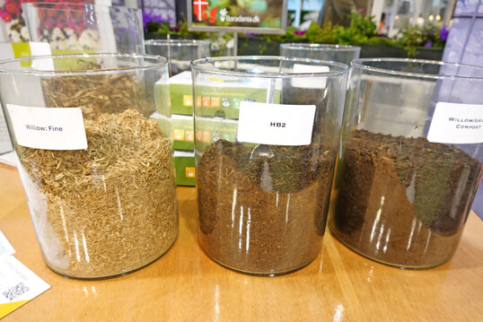 Gras und Weide sind die Bestandteile der Gartenbausubstrate von Ny Vraa.