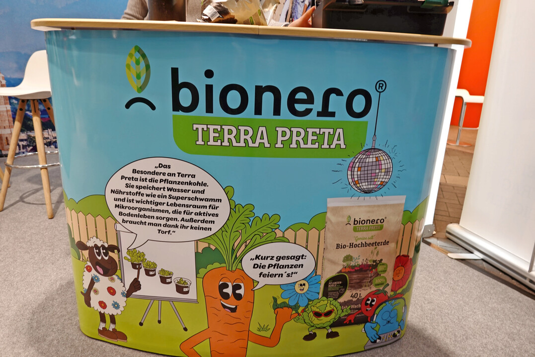 Bionero stellt Terra Preta-Erde nach dem Vorbild der Ur-Terra Preta her.