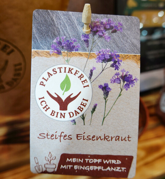 Die neuen Etiketten von Velmans mit größerem „Plastikfrei“-Logo.