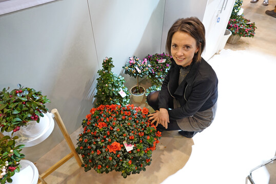Michelle Rannacher mit einer roten Azalee-Sortenanwärterin.