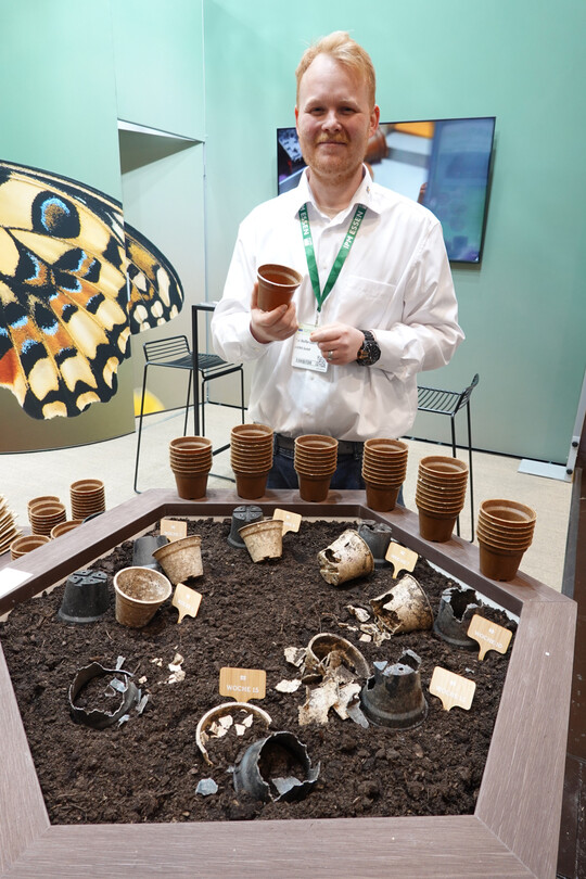 Kai Helfersdorfer demonstrierte die Zersetzung der Avema-Töpfe.