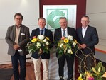 Das beigefügte Foto zeigt Gerhard Hugenschmidt (2.v.r.) und Berthold Klumpen (2.v.l.) umrahmt von den beiden Vizepräsidenten Uli Natterer (l.) und Jürgen Mertz.