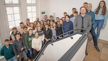 Kammerdirektor Dr. Bernd von Garmissen (vierter von rechts) und LWK-Ausbildungsberater Heiko Ahlrichs (zweiter von rechts) mit einigen der insgesamt 48 Stipendiatinnen und Stipendiaten.