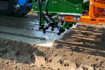 Das TFZ in Straubing hat ein spritzbares Mulchmaterial entwickelt, das Plastikfolien und Herbizide im Gemsebau ersetzen kann.
