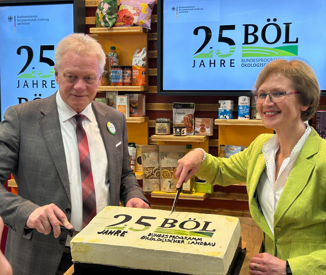 Auf der BIOFACH in N�rnberg feiern Bundeslandwirtschaftsminister Alois Rainer und BLE-Pr�sidentin Dr. Margareta B�ning-Fesel das 25-j�hrige Bestehen des Bundesprogramms �kologischer Landbau (B�L).