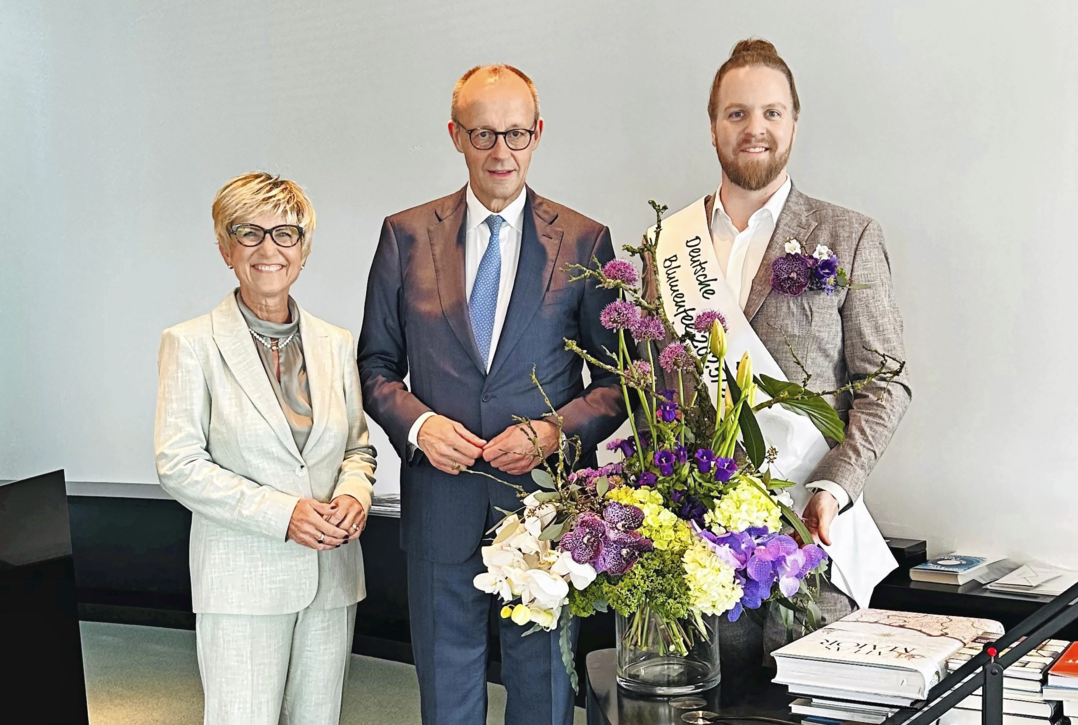 Im Bundeskanzleramt erhielt Bundeskanzler Friedrich Merz den traditionellen Blumengru� von ZVG-Pr�sidentin Eva K�hler-Theuerkauf und Blumenbotschafter Hannes Schrader.