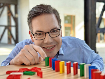 Der Verkaufstrainer Oliver Schumacher setzt neue Akzente in der Verk�uferausbildung. Unter dem Motto �Ehrlichkeit verkauft� zeigt er Verk�ufern, Unternehmern und Selbstst�ndigen, wie sie neue Kunden gewinnen, Kaltakquise erfolgreich meistern und sich selbst bei schwierigen Preisverhandlungen fair behaupten (www.oliver-schumacher.de).