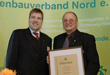 2010 erhielt Heinrich Quast (rechts) von ZVG-Vizepräsident Andreas Lohff die ZVG-Ehrennadel in Gold.
