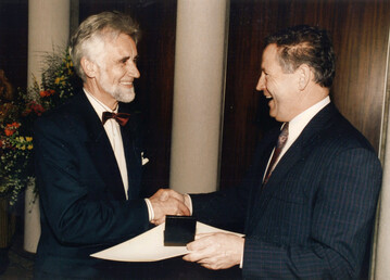 ZVG-Präsident Karl Zwermann (rechts) überreichte 1992 Otto Bartholomae die Ernst-Schröder-Münze.