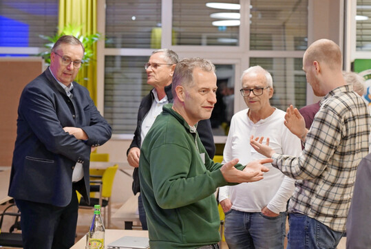 �ber das Thema Insektenschutz diskutierten BdB-Pr�sident Hajo Hinrichs (links) mit den Staudeng�rtnern, den Bienenexperten Henri Greil (vorn Mitte) und Felix Bossung vom Institut f�r Bienenschutz (rechts).