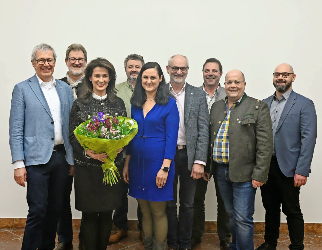 Florale Grüße zum Valentinstag – gärtnerische Delegation zu Besuch bei der bayerischen Landwirtschaftsministerin Michaela Kaniber.