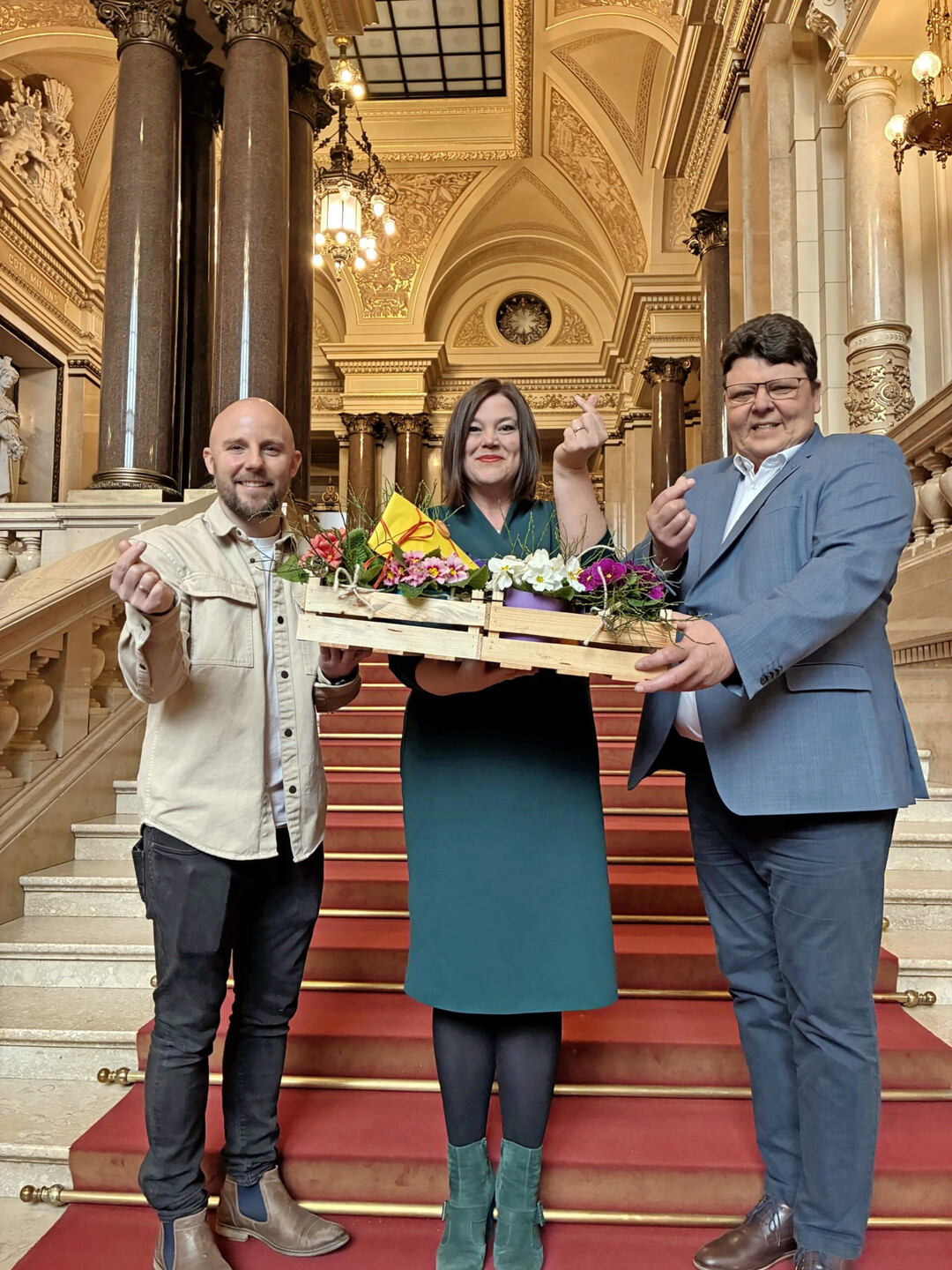 WVG Präsident Andreas Kröger (rechts) überreichte gemeinsam mit Hamburgs Landespräsident Gerrit Knoblauch florale Grüße an Senatorin Katharina Fegebank.