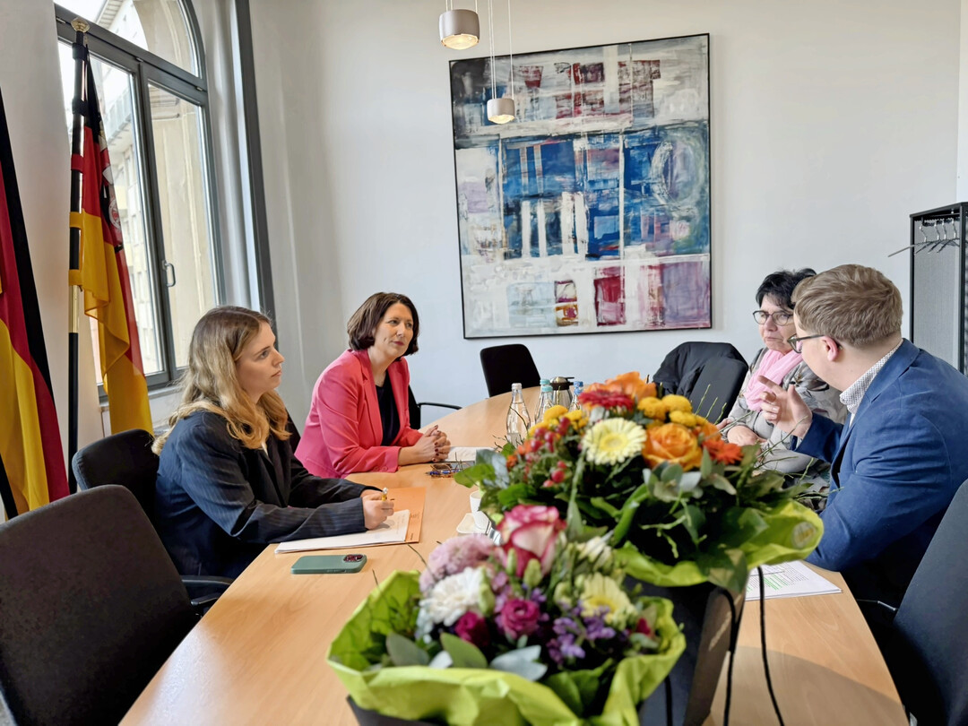 Karoline Heiser, Präsidentin des Gartenbauverbandes Rheinland-Pfalz-Saar, tauschte sich mit Daniela Schmitt, Landwirtschaftsministerin von Rheinland-Pfalz, über aktuelle Themen des Gartenbaus aus.