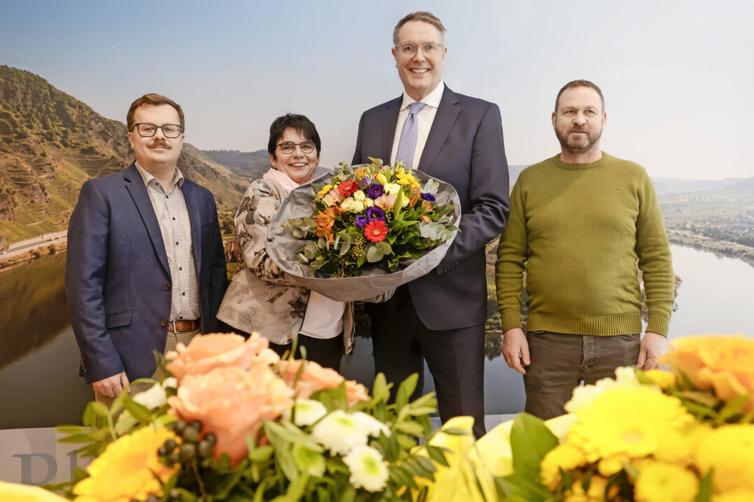 Karoline Heiser, Präsidentin des Gartenbauverbands Rheinland-Pfalz-Saar, überbrachte einen Blumenstrauß an Alexander Schweitzer, Ministerpräsident von Rheinland-Pfalz.