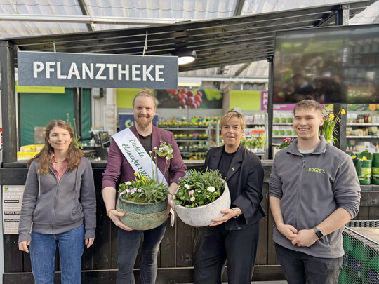 Gemeinsam mit Sophia (links) und Jonas Bogie (recht) pr�sentiert die Ministerin die von ihr bepflanzte Fr�hlingsschale. Mit dabei au�erdem Hannes Schrader als Deutsche Blumenfee.