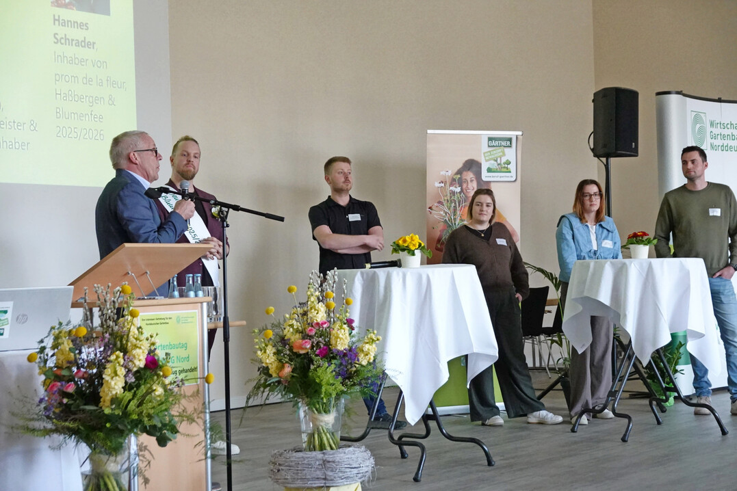 Michael Seuthe (links) im Gespräch mit jungen Menschen aus der Branche – von links: Hannes Schrader, Mattis Kamps, Denise und Katrin Brelage, Tietje Beckedorf.