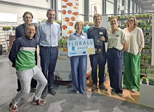 Erstmals vergab die Jury einen Preis f�r den besten Messestand. Hintergrund ist die Initiative �Als ik jou was�, die Zierpflanzenproduzenten bei der kundenorientierten Pr�sentation ihrer Produkte unterst�tzt. Der Preis ging an den Betrieb Decadt-Verhelst aus Staden.