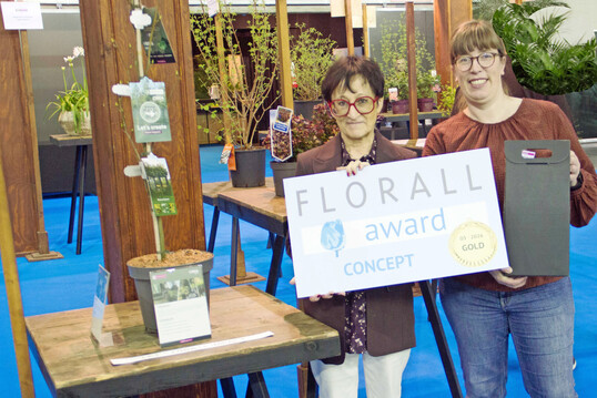 Im 
<b>Konzept-Wettbewerb</b>
 �berzeugte �Treewrap�, ein Etikettensystem auf Basis eines wiederverwendbaren Kunststoff-Binders, das sich an unterschiedliche Stammst�rken anpassen l�sst und das Risiko von Einschn�rungen reduziert. 