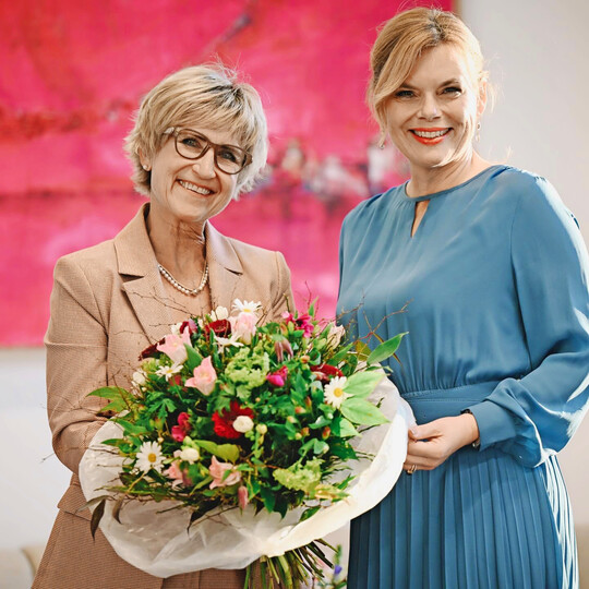 Politische Arbeit und Kontakte in Berlin: Anl�sslich des Internationalen Frauentags 2026 �berreichte ZVG-Pr�sidentin Eva K�hler-Theuerkauf Bundestagspr�sidentin Julia Kl�ckner einen Blumengru� des deutschen Gartenbaus.