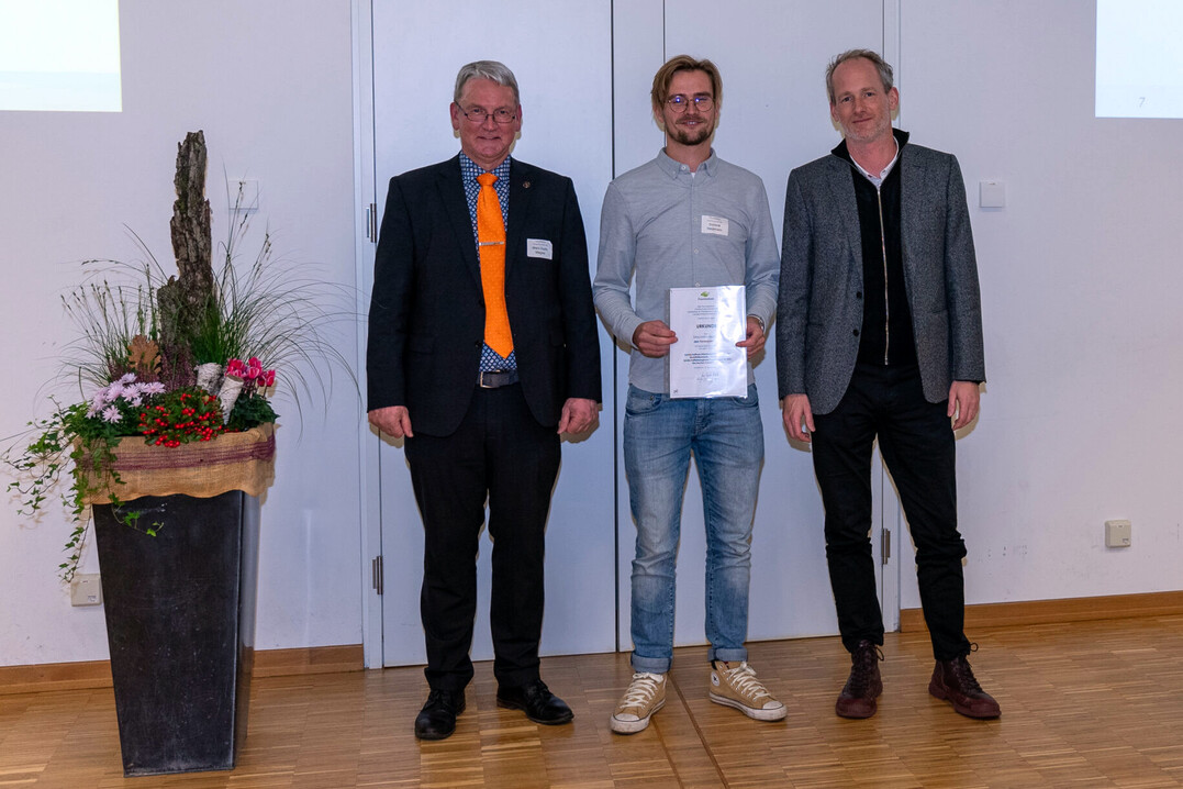 Verleihung des Frderpreises fr herausragende Abschlussarbeiten an Dominik Hagemann.