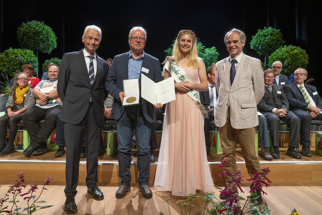 Der Ehrenpreis des Bundesministeriums fr Ernhrung und Landwirtschaft
im Bereich Obst und Gemse im Hallenschauwettbewerb fr hervorragende Leistungen in Gold wurde an die Fischer-Gemse GmbH & Co. KG aus Erfurt verliehen. Den Preis nahm stellvertretend Joachim Lissner vom thringischen Gartenbauverband entgegen. 

