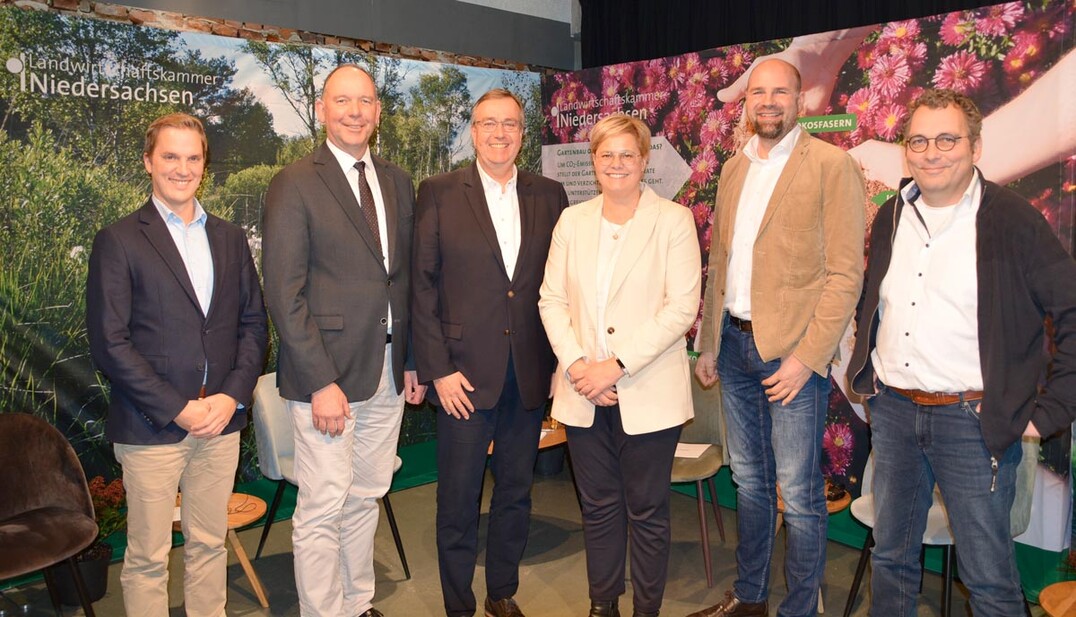 Über Möglichkeiten und Konsequenzen bei der Verwendung von Torfersatzstoffen im Gartenbau diskutierten im Studio des Oldenburger Lokalsenders O1 (v.l.) Dr. Sebastian Kipp, Prof. Dr. Bernhard Beßler, Hajo Hinrichs, Dr. Gerlinde Michaelis (Moderation), Dirk Klefer und Michael Bank während der Online-Fragestunde der Landwirtschaftskammer Niedersachsen „Gartenbau ohne Torf – wie geht das?“.